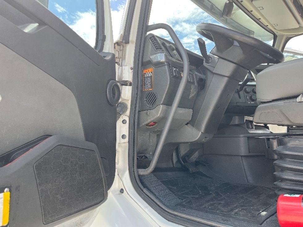 Day Cab Tractor-Heavy Duty Tractors-Volvo-2023-VNR62300-Tampa-FL-635,461\n\t\tmiles-$ 32,750 - Image 9
