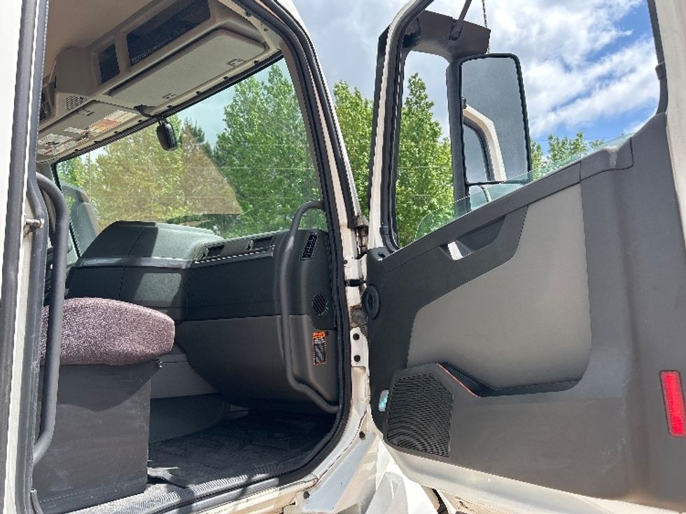 Day Cab Tractor-Heavy Duty Tractors-Volvo-2024-VNL64T300-Tyler-TX-370,657\n\t\tmiles-$ 87,750 - Image 12