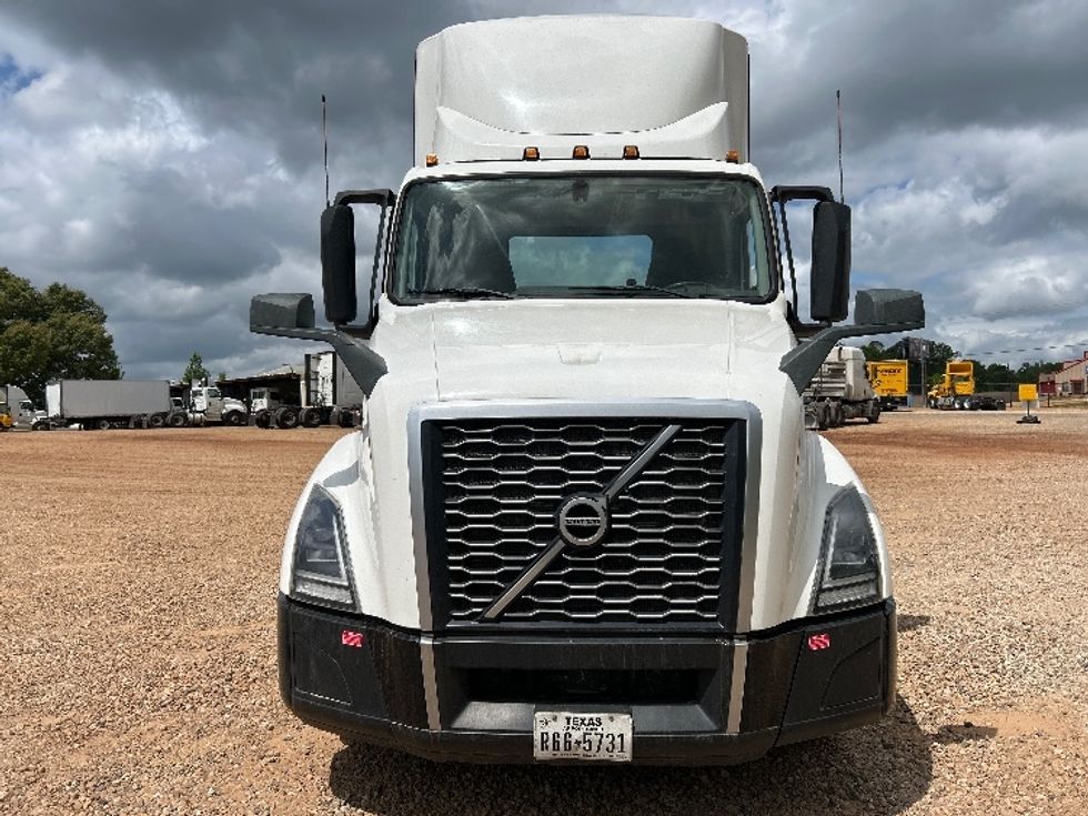 Day Cab Tractor-Heavy Duty Tractors-Volvo-2024-VNL64T300-Tyler-TX-370,657\n\t\tmiles-$ 87,750 - Image 2