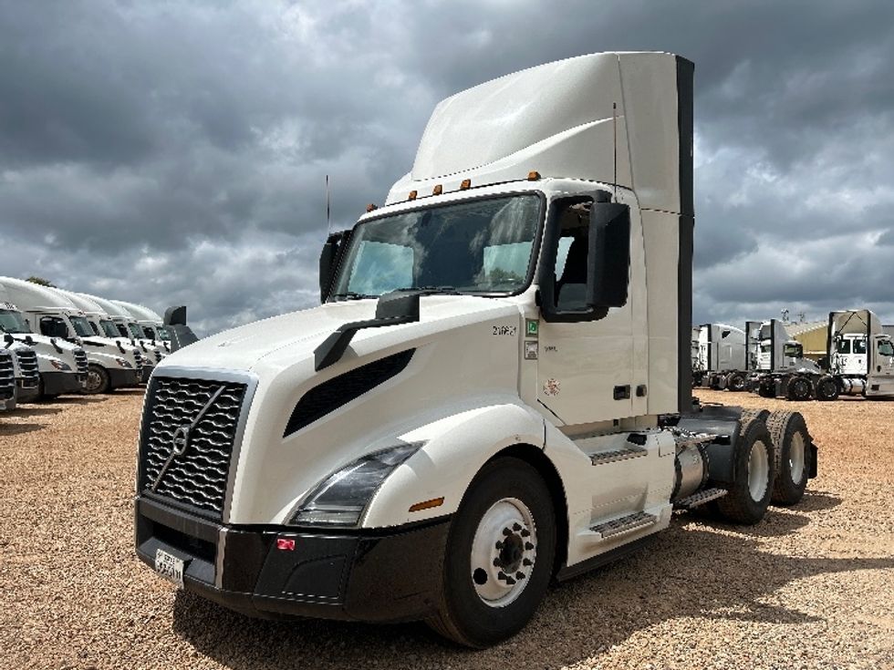 Day Cab Tractor-Heavy Duty Tractors-Volvo-2024-VNL64T300-Tyler-TX-370,657\n\t\tmiles-$ 87,750 - Image 3