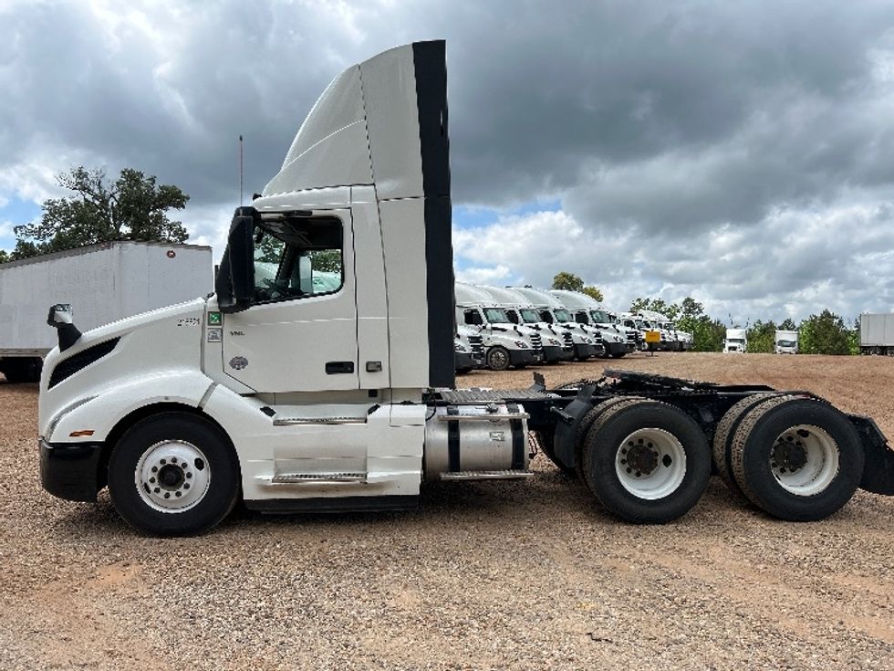 Day Cab Tractor-Heavy Duty Tractors-Volvo-2024-VNL64T300-Tyler-TX-370,657\n\t\tmiles-$ 87,750 - Image 4
