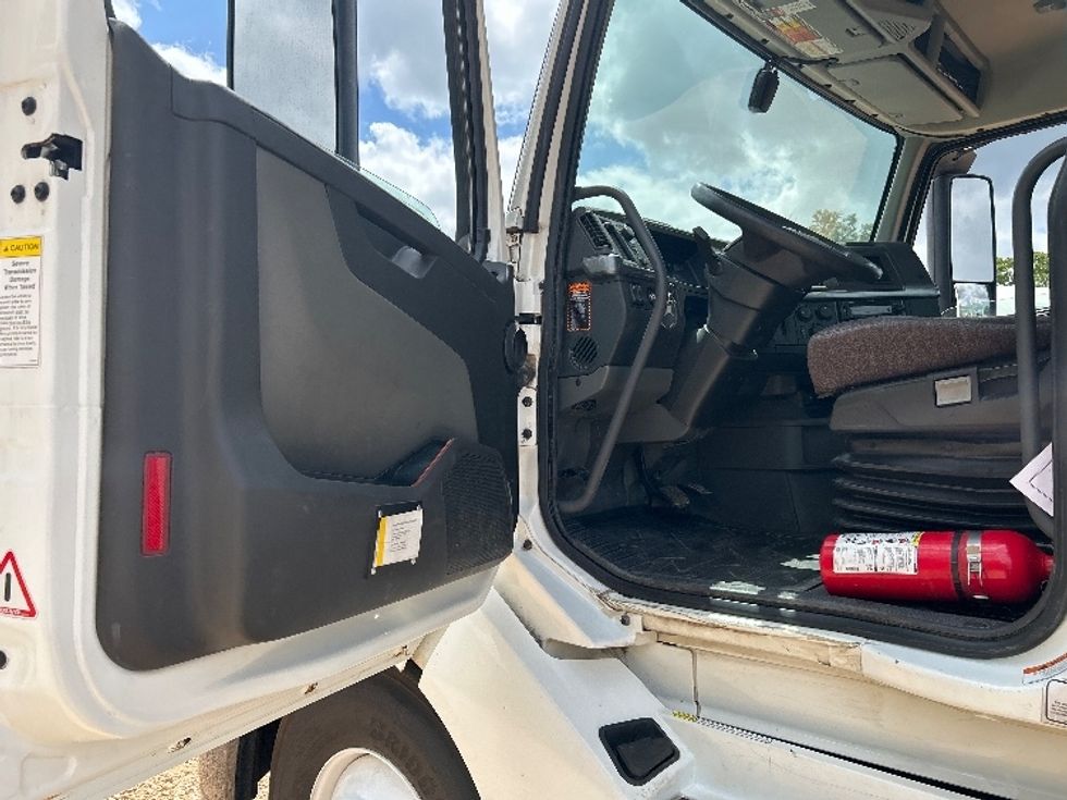 Day Cab Tractor-Heavy Duty Tractors-Volvo-2024-VNL64T300-Tyler-TX-370,657\n\t\tmiles-$ 87,750 - Image 9