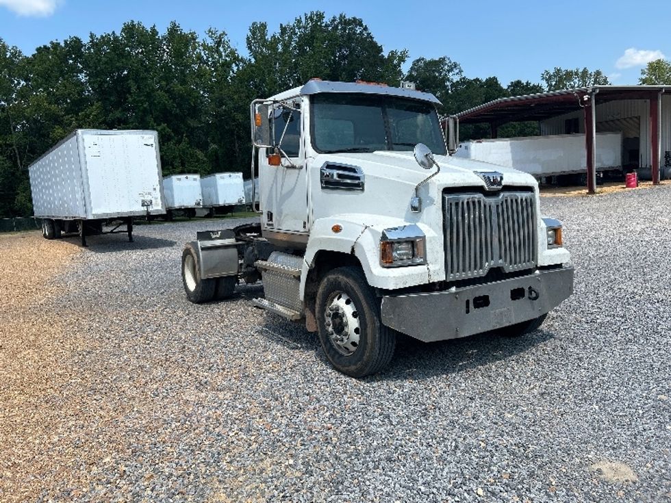 Day Cab Tractor-Heavy Duty Tractors-Western Star-2018-4700SF-Summit-MS-136,433\n\t\tmiles-$ 32,000 - Image 1