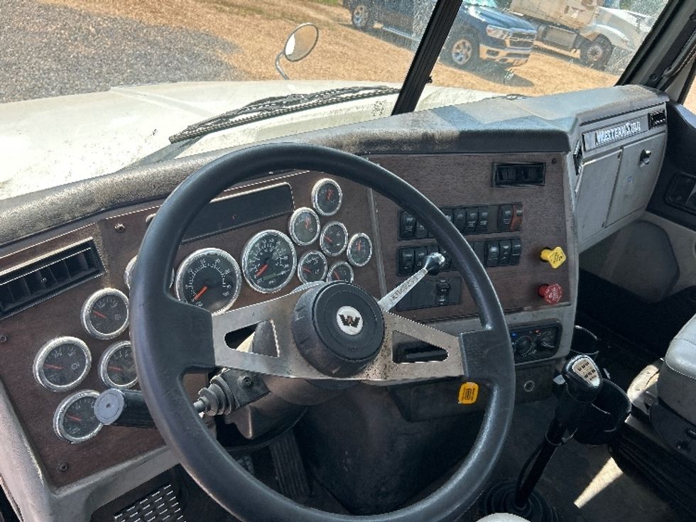 Day Cab Tractor-Heavy Duty Tractors-Western Star-2018-4700SF-Summit-MS-136,433\n\t\tmiles-$ 32,000 - Image 10