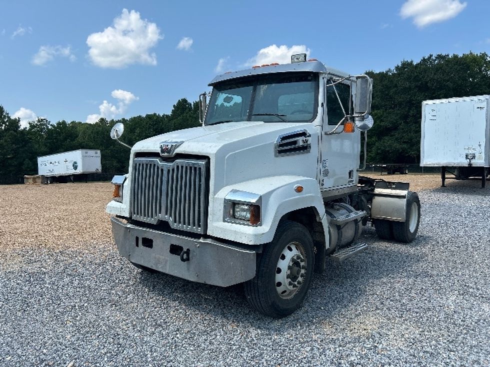 Day Cab Tractor-Heavy Duty Tractors-Western Star-2018-4700SF-Summit-MS-136,433\n\t\tmiles-$ 32,000 - Image 3
