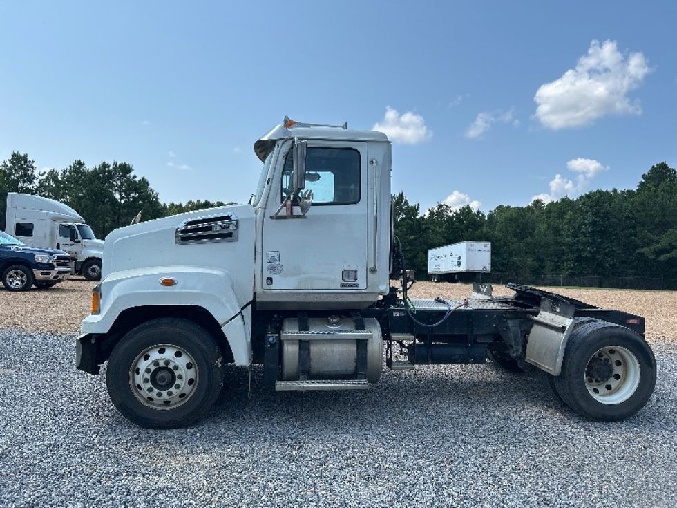 Day Cab Tractor-Heavy Duty Tractors-Western Star-2018-4700SF-Summit-MS-136,433\n\t\tmiles-$ 32,000 - Image 4