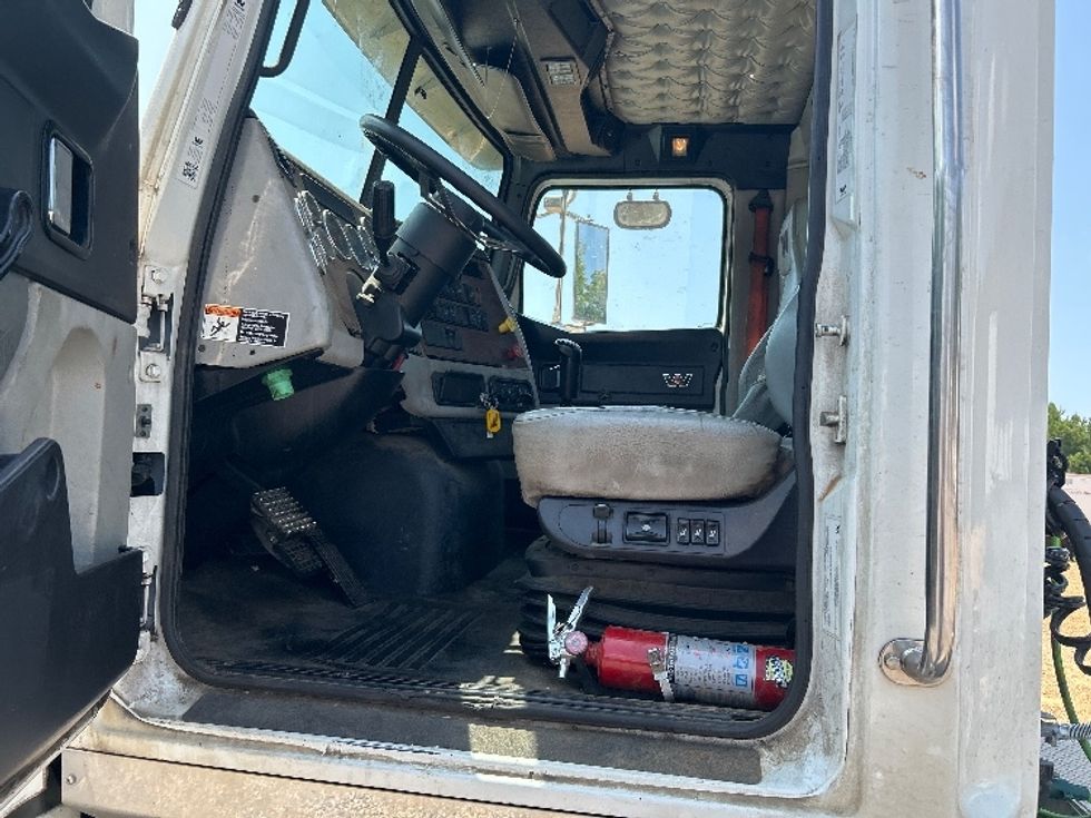 Day Cab Tractor-Heavy Duty Tractors-Western Star-2018-4700SF-Summit-MS-136,433\n\t\tmiles-$ 32,000 - Image 9