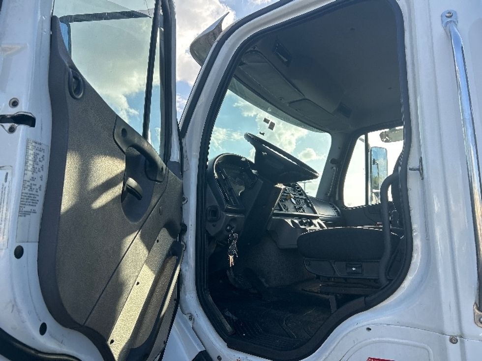 Dump Truck-Specialized Equipment-Freightliner-2017-114SD-Tampa-FL-450,002\n\t\tmiles-$ 83,000 - Image 16