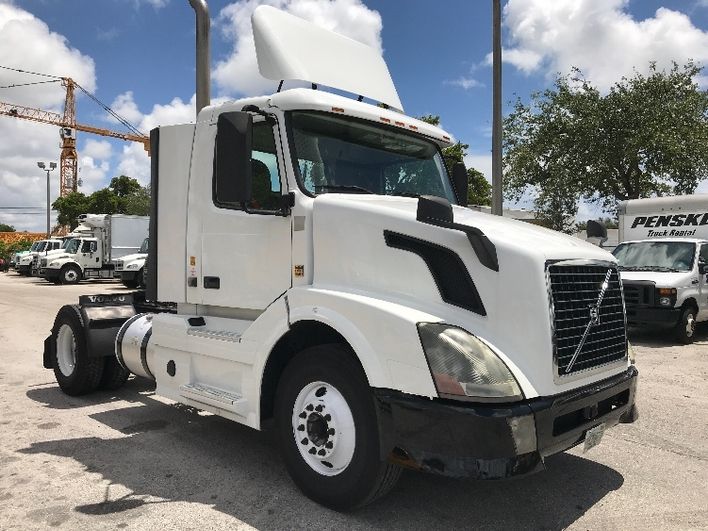 Used 14 Volvo Tractor Day Cab Tractor Unit 6625 Penske Used Trucks