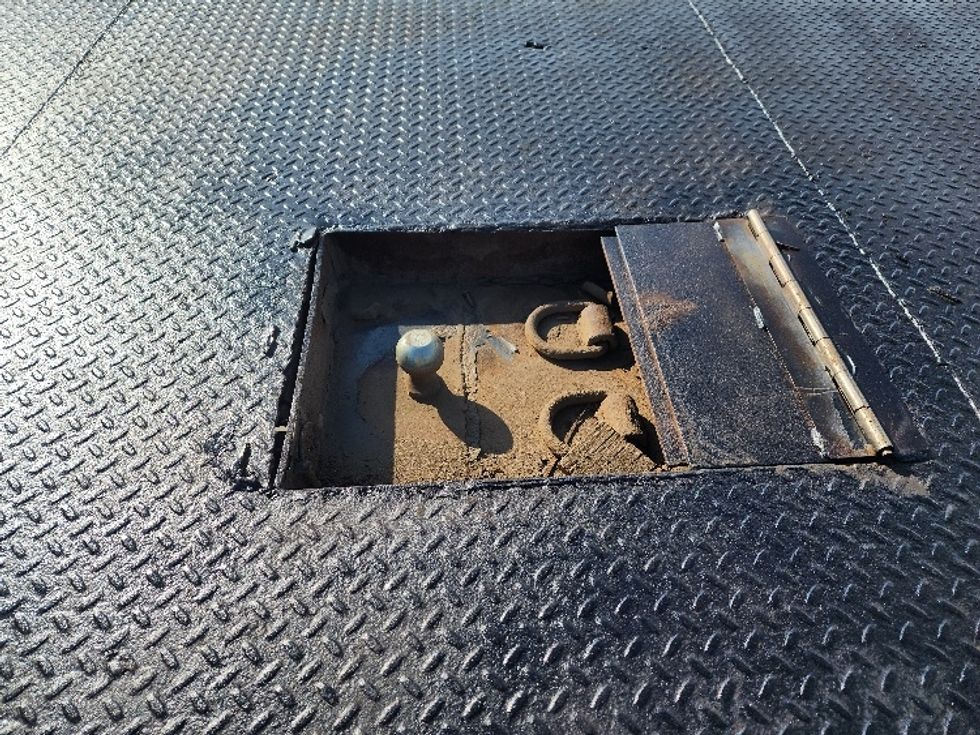 Flatbed Truck-Light and Medium Duty Trucks-Ford-2017-F350-Elkhart-IN-186,411\n\t\tmiles-$ 37,250 - Image 21