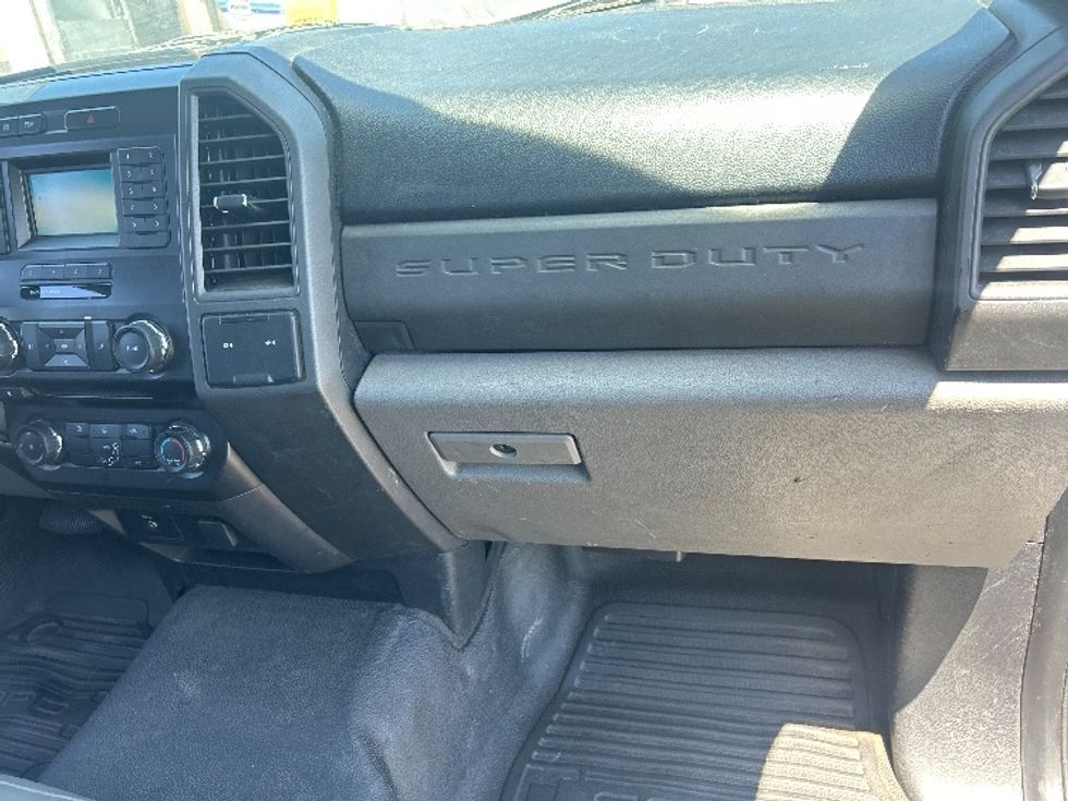 Flatbed Truck-Light and Medium Duty Trucks-Ford-2017-F450-Torrance-CA-112,814\n\t\tmiles-$ 33,000 - Image 21