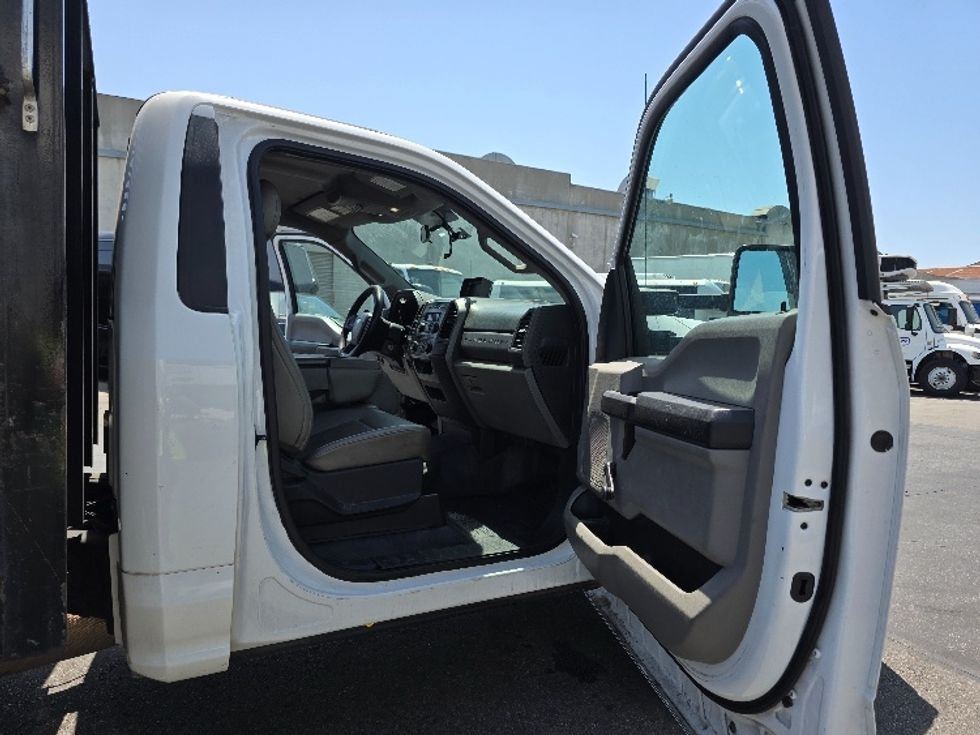 Flatbed Truck-Light and Medium Duty Trucks-Ford-2018-F550-Torrance-CA-134,919\n\t\tmiles-$ 38,500 - Image 20