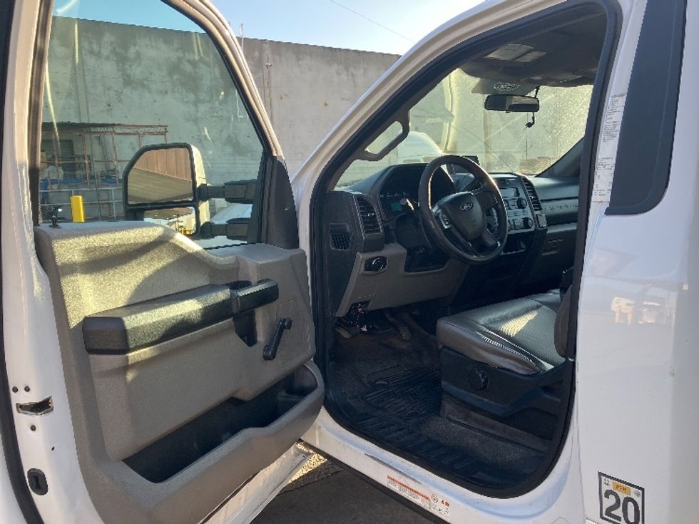 Flatbed Truck-Light and Medium Duty Trucks-Ford-2018-F550-Torrance-CA-165,471\n\t\tmiles-$ 36,250 - Image 16