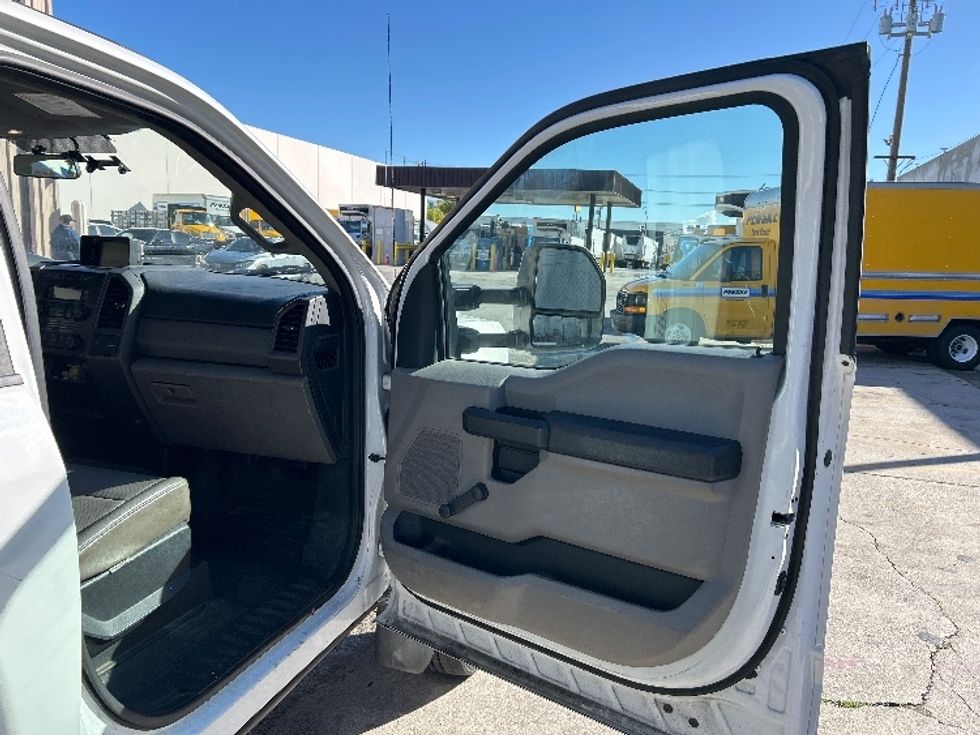 Flatbed Truck-Light and Medium Duty Trucks-Ford-2018-F550-Torrance-CA-170,919\n\t\tmiles-$ 36,000 - Image 20