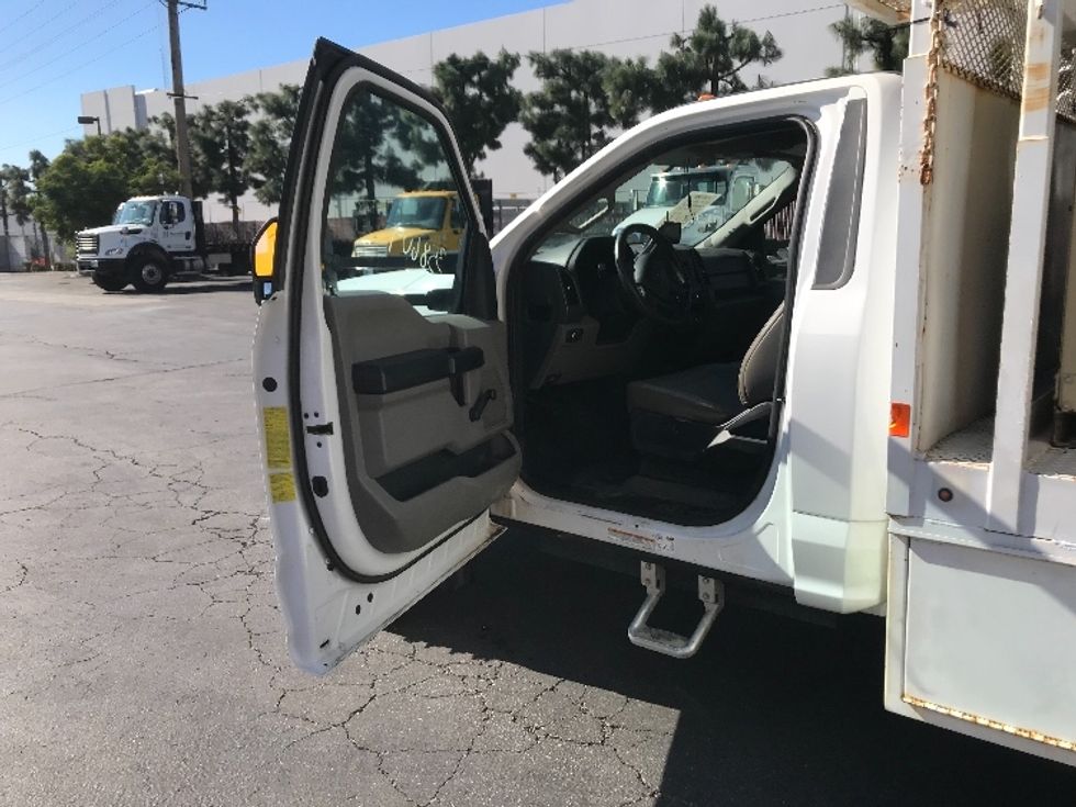 Flatbed Truck-Light and Medium Duty Trucks-Ford-2019-F550-La Mirada-CA-28,107\n\t\tmiles-$ 42,000 - Image 16