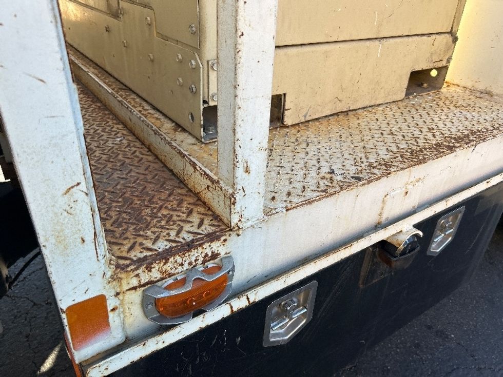 Flatbed Truck-Light and Medium Duty Trucks-Ford-2019-F550-Torrance-CA-75,447\n\t\tmiles-$ 37,500 - Image 27