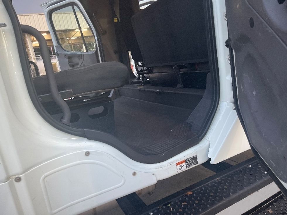 Flatbed Truck-Light and Medium Duty Trucks-Freightliner-2015-M2-Orlando-FL-139,738\n\t\tmiles-$ 48,000 - Image 25