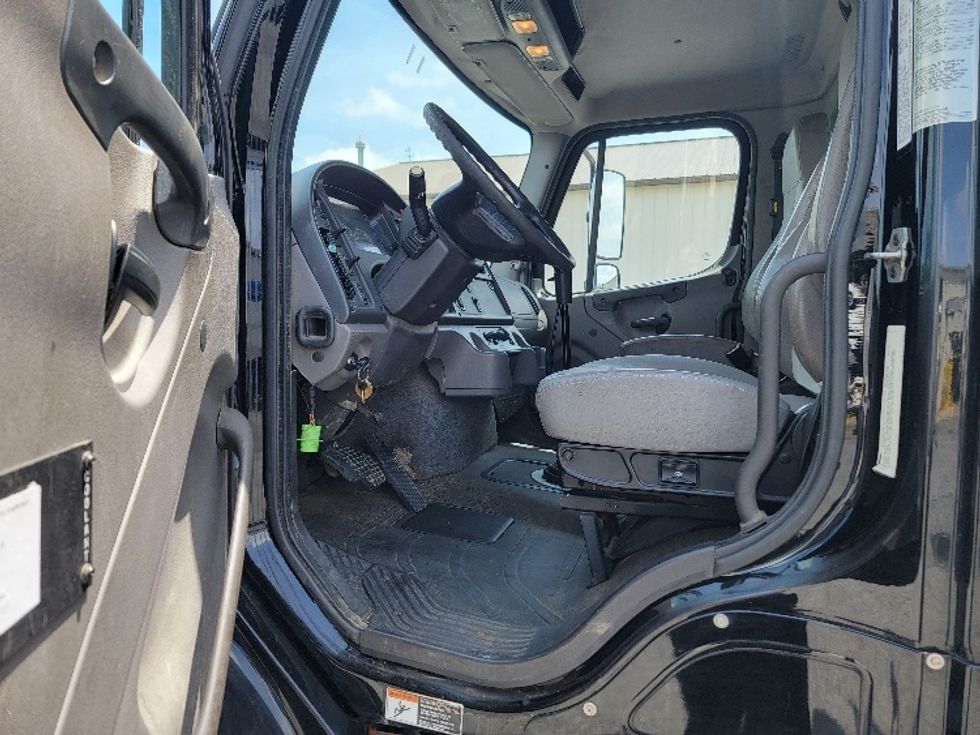 Flatbed Truck-Light and Medium Duty Trucks-Freightliner-2015-M211264S-Milford-DE-192,295\n\t\tmiles-$ 65,250 - Image 12