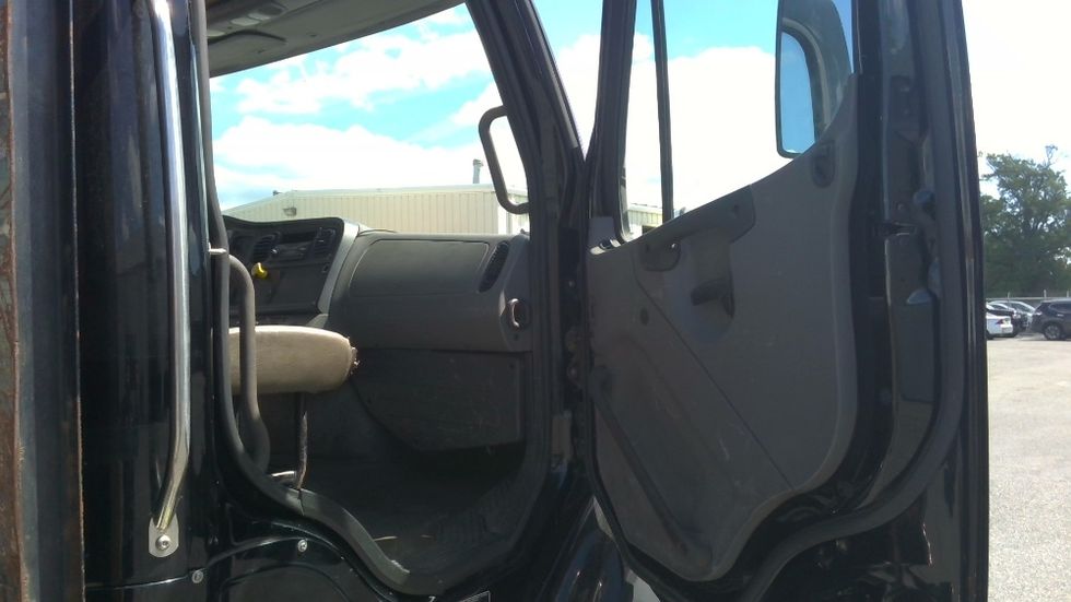 Flatbed Truck-Light and Medium Duty Trucks-Freightliner-2015-M211264S-Milford-DE-192,295\n\t\tmiles-$ 65,250 - Image 16