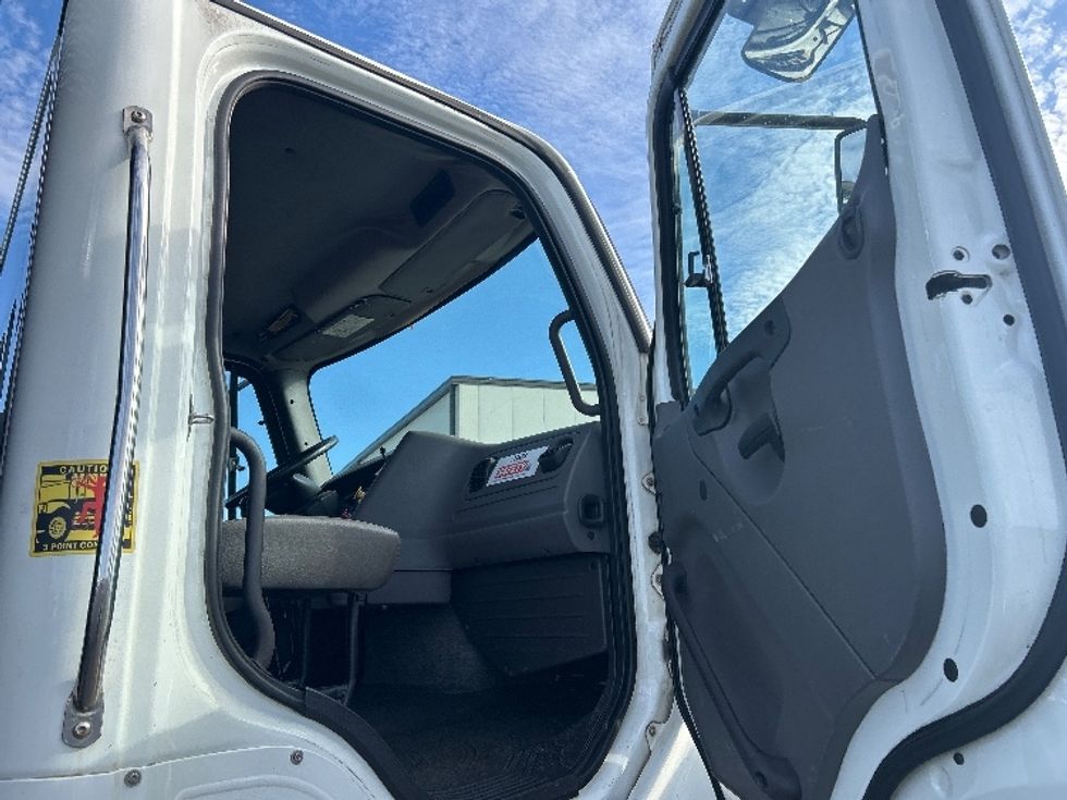 Flatbed Truck-Light and Medium Duty Trucks-Freightliner-2016-114SD-Torrance-CA-134,250\n\t\tmiles-$ 83,500 - Image 16