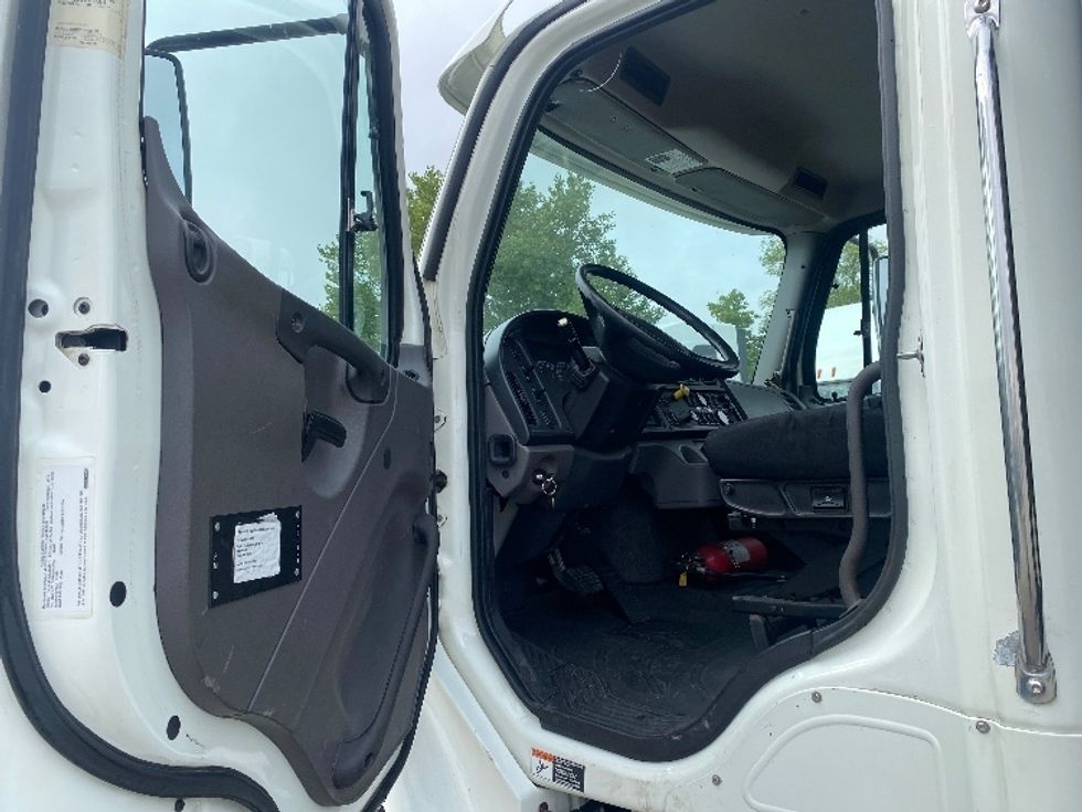 Flatbed Truck-Light and Medium Duty Trucks-Freightliner-2016-M2-Brooklyn Park-MN-157,920\n\t\tmiles-$ 63,250 - Image 15