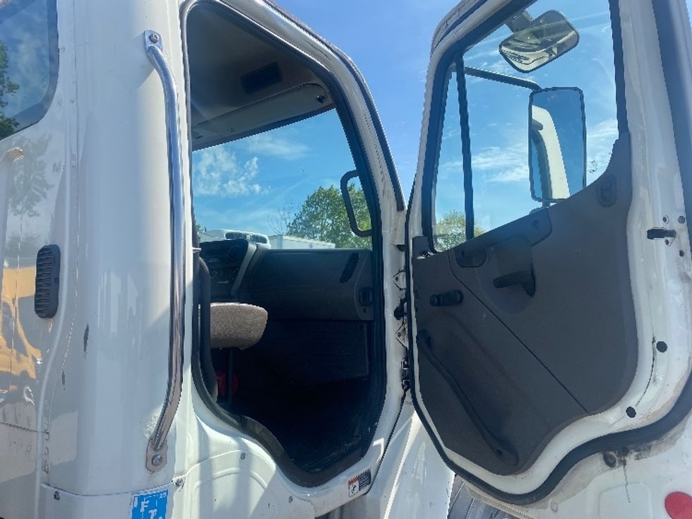 Flatbed Truck-Light and Medium Duty Trucks-Freightliner-2016-M2-Brooklyn Park-MN-313,443\n\t\tmiles-$ 39,500 - Image 17