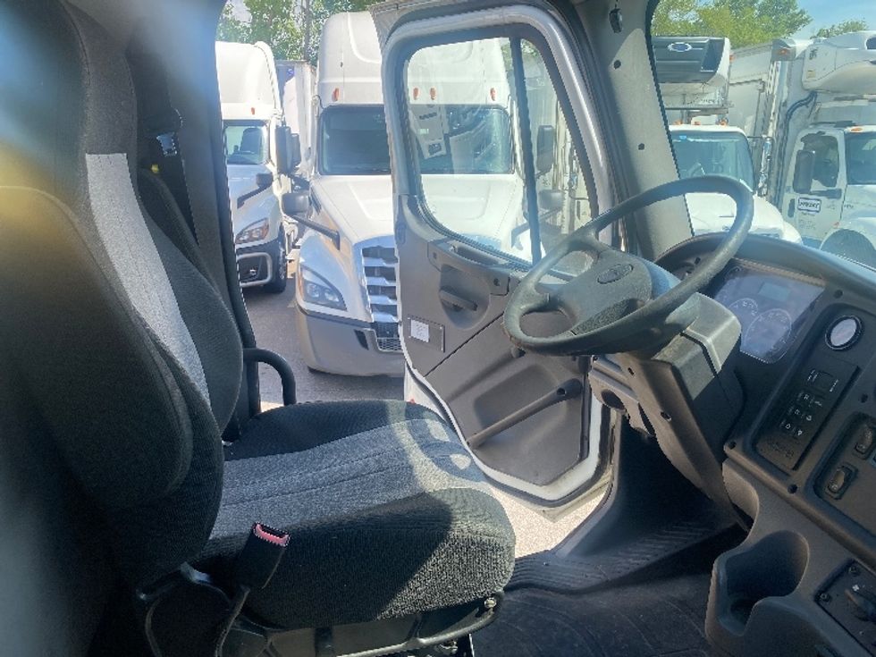 Flatbed Truck-Light and Medium Duty Trucks-Freightliner-2016-M2-Brooklyn Park-MN-313,443\n\t\tmiles-$ 39,500 - Image 19