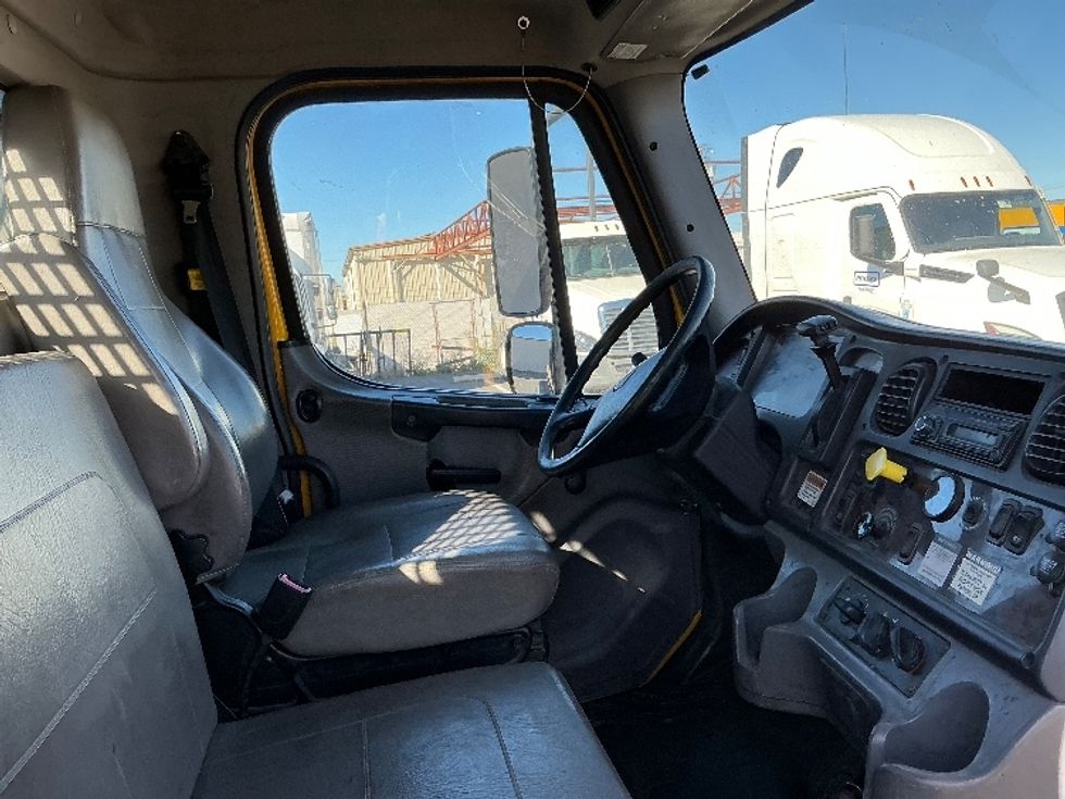Flatbed Truck-Light and Medium Duty Trucks-Freightliner-2016-M2-Fresno-CA-115,048\n\t\tmiles-$ 48,750 - Image 20