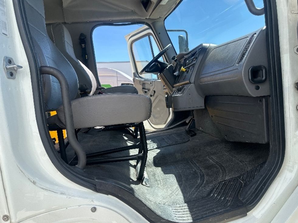 Flatbed Truck-Light and Medium Duty Trucks-Freightliner-2016-M2-West Sacramento-CA-186,935\n\t\tmiles-$ 48,250 - Image 20