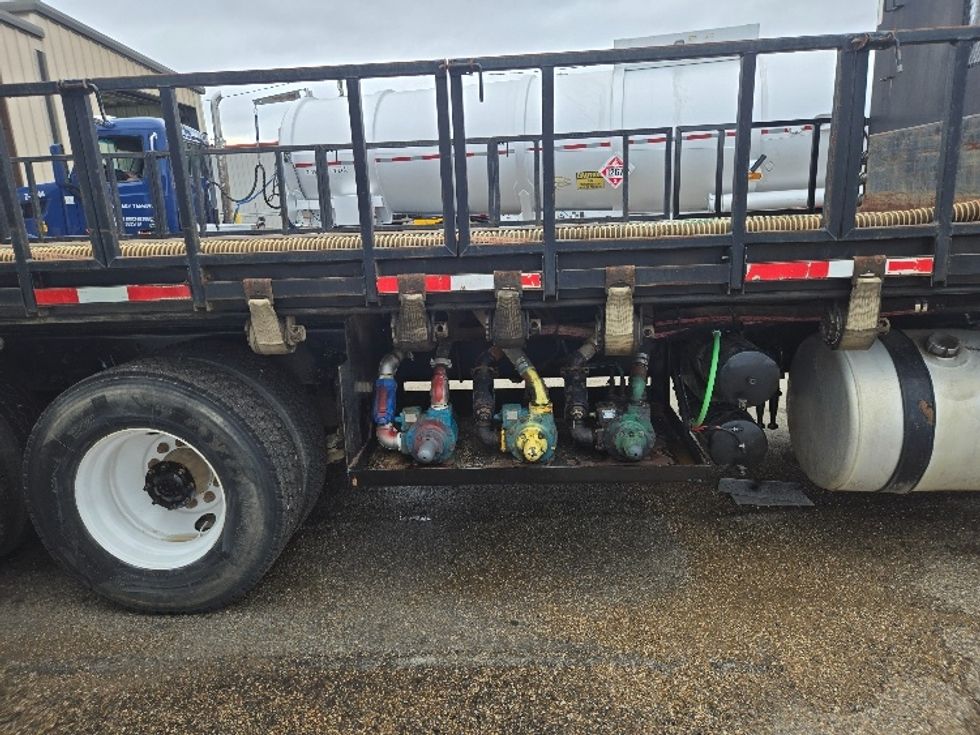 Flatbed Truck-Light and Medium Duty Trucks-Freightliner-2017-114SD-Longview-TX-178,002\n\t\tmiles-$ 75,250 - Image 28