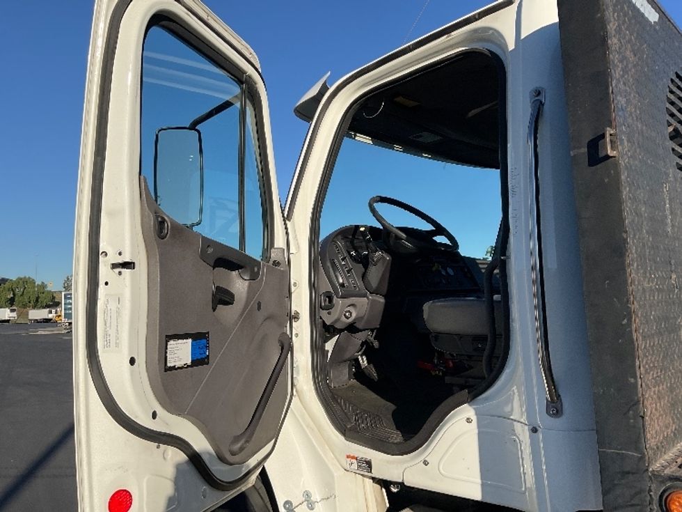 Flatbed Truck-Light and Medium Duty Trucks-Freightliner-2017-M2-Fontana-CA-178,254\n\t\tmiles-$ 38,000 - Image 16