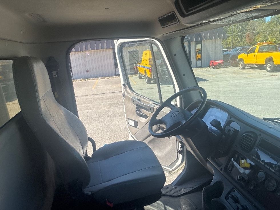 Flatbed Truck-Light and Medium Duty Trucks-Freightliner-2017-M2-Fort Wayne-IN-92,618\n\t\tmiles-$ 47,500 - Image 22