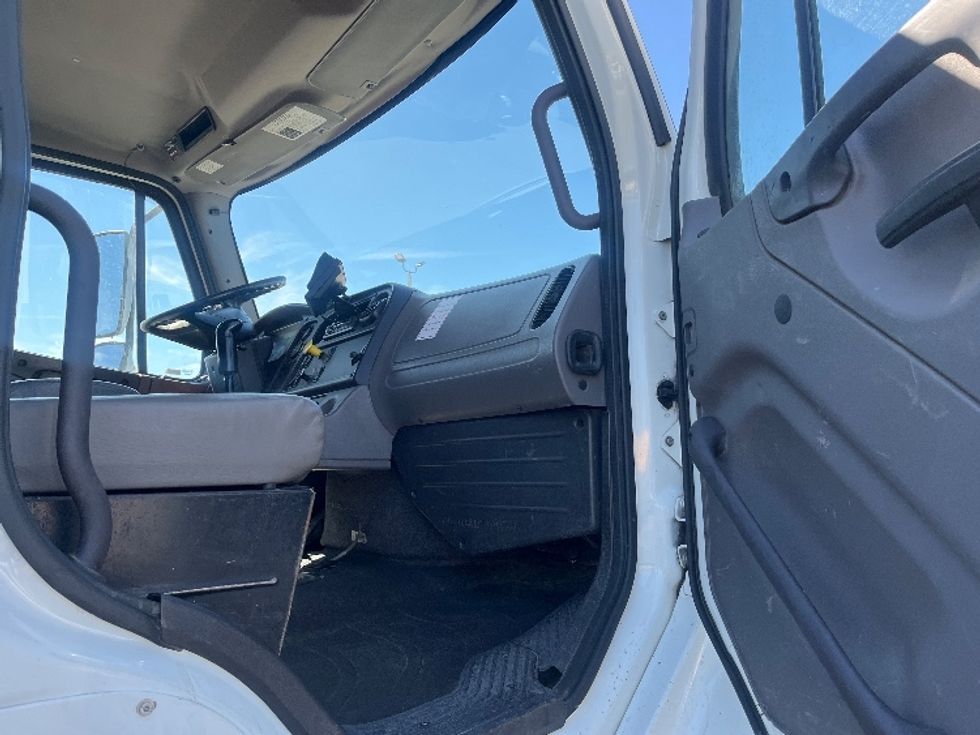 Flatbed Truck-Light and Medium Duty Trucks-Freightliner-2017-M2-Fresno-CA-261,893\n\t\tmiles-$ 52,250 - Image 17