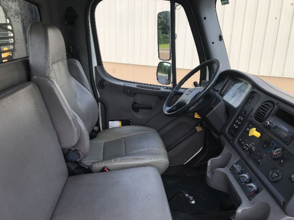2017 Freightliner M2 106 Medium Duty photo 17