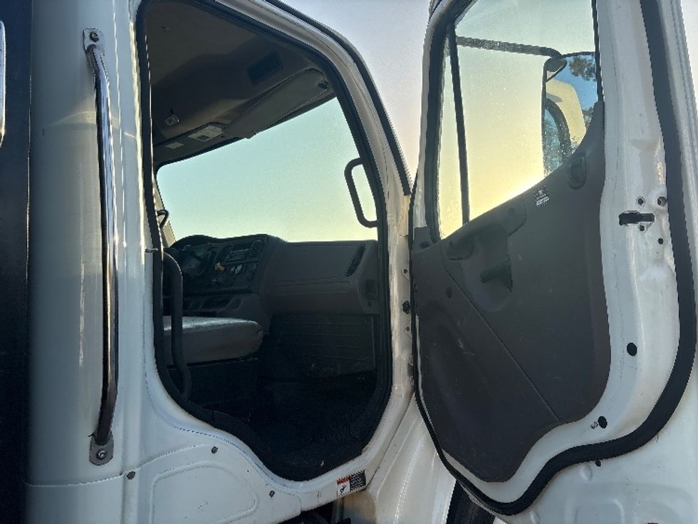 Flatbed Truck-Light and Medium Duty Trucks-Freightliner-2017-M2-West Sacramento-CA-145,154\n\t\tmiles-$ 43,000 - Image 15