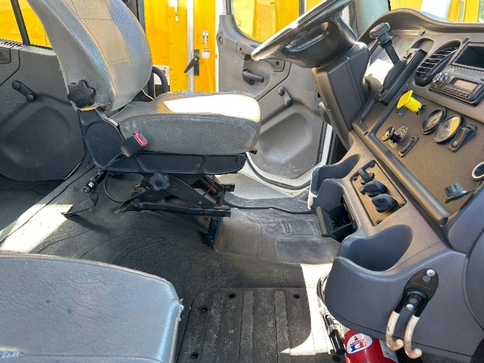 Flatbed Truck-Light and Medium Duty Trucks-Freightliner-2017-M2-West Sacramento-CA-185,423\n\t\tmiles-$ 51,250 - Image 22