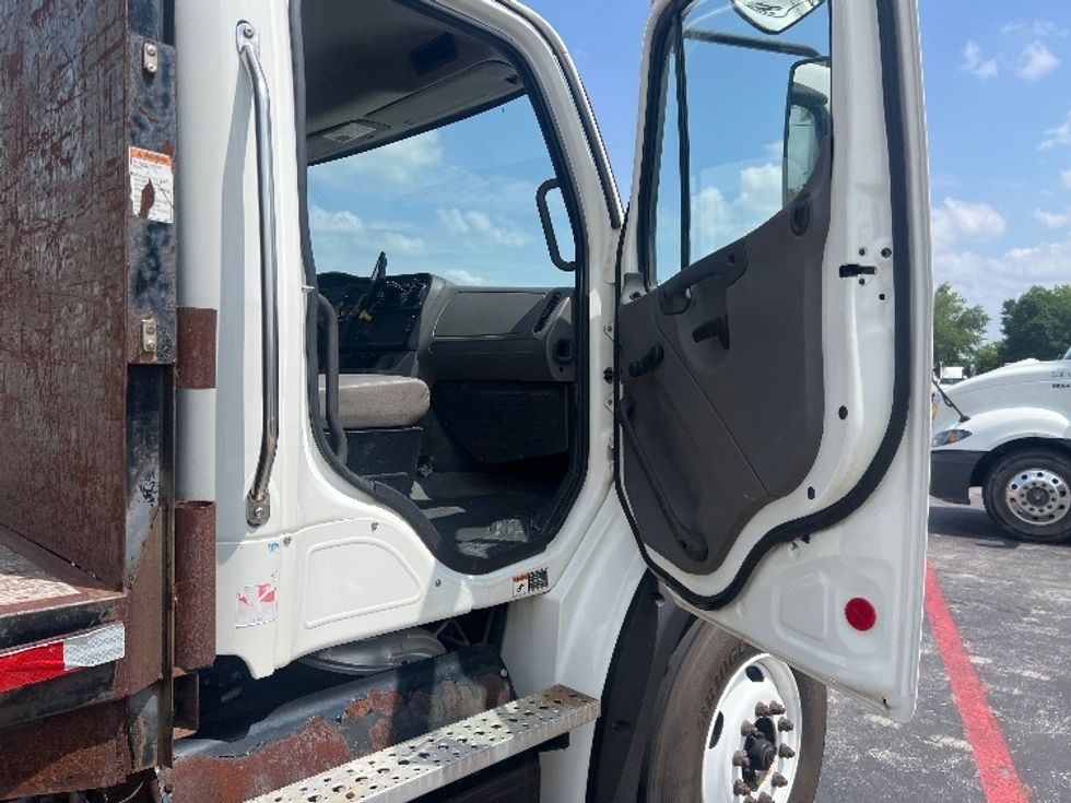 Flatbed Truck-Light and Medium Duty Trucks-Freightliner-2017-M211264S-Austin-TX-136,731\n\t\tmiles-$ 88,000 - Image 18