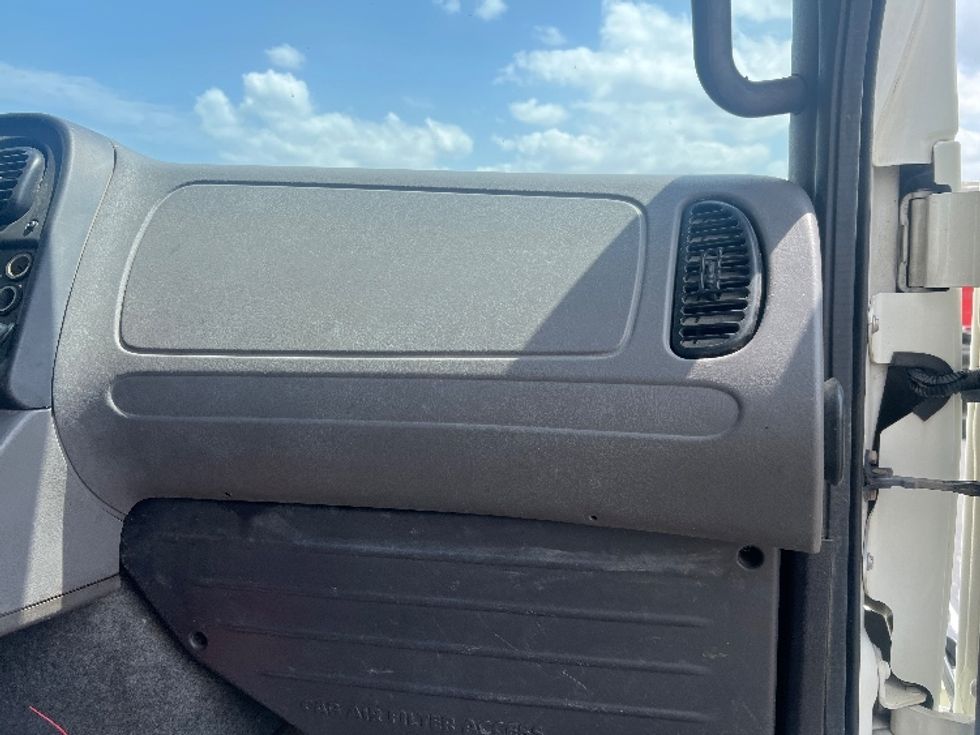 Flatbed Truck-Light and Medium Duty Trucks-Freightliner-2017-M211264S-Austin-TX-136,731\n\t\tmiles-$ 88,000 - Image 19