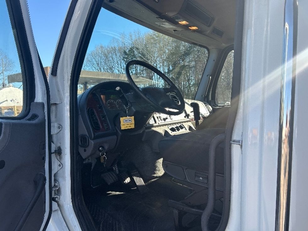 Flatbed Truck-Light and Medium Duty Trucks-Freightliner-2017-M211264S-Mebane-NC-157,649\n\t\tmiles-$ 92,000 - Image 13