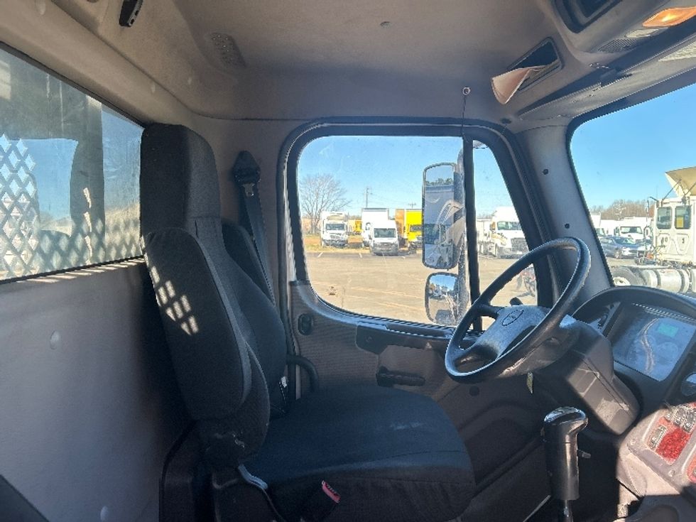 Flatbed Truck-Light and Medium Duty Trucks-Freightliner-2017-M211264S-Mebane-NC-157,649\n\t\tmiles-$ 92,000 - Image 19