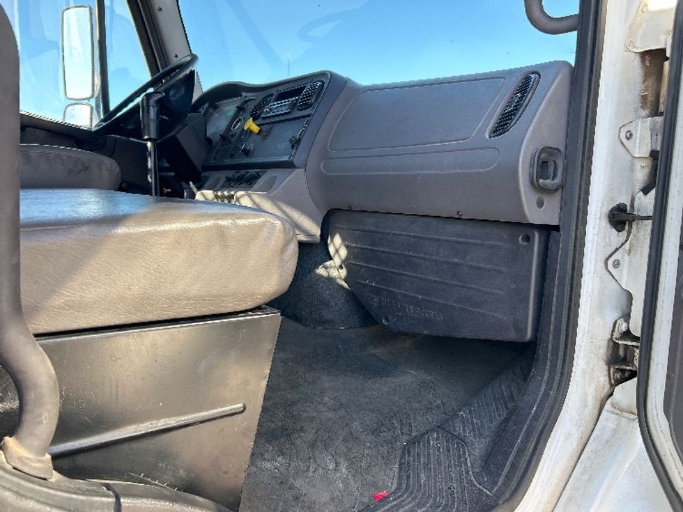 Flatbed Truck-Light and Medium Duty Trucks-Freightliner-2017-M211264S-Santa Maria-CA-211,450\n\t\tmiles-$ 88,000 - Image 12