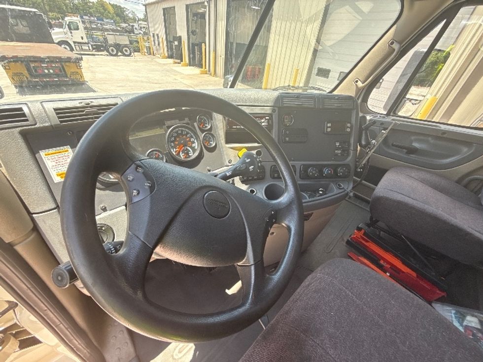 Flatbed Truck-Light and Medium Duty Trucks-Freightliner-2018-Cascadia X12564S-Atlanta (Conyers)-GA-188,339\n\t\tmiles-$ 108,750 - Image 12