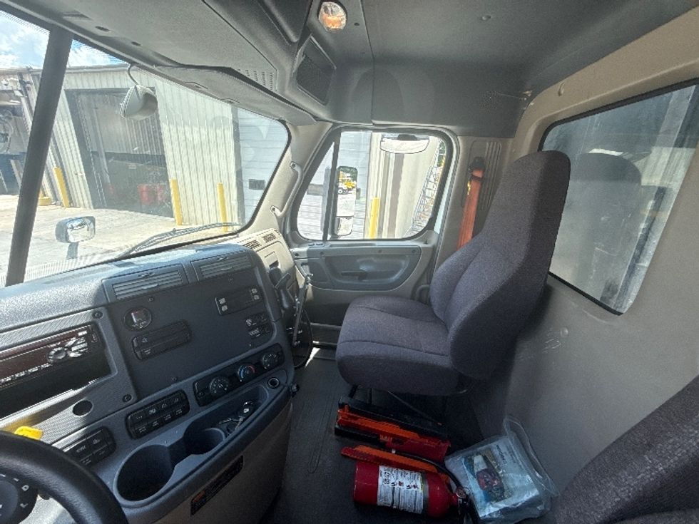 Flatbed Truck-Light and Medium Duty Trucks-Freightliner-2018-Cascadia X12564S-Atlanta (Conyers)-GA-188,339\n\t\tmiles-$ 108,750 - Image 14