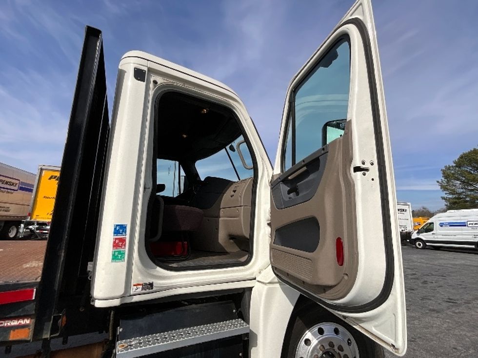 Flatbed Truck-Light and Medium Duty Trucks-Freightliner-2018-Cascadia X12564S-Conyers-GA-263,909\n\t\tmiles-$ 97,250 - Image 20