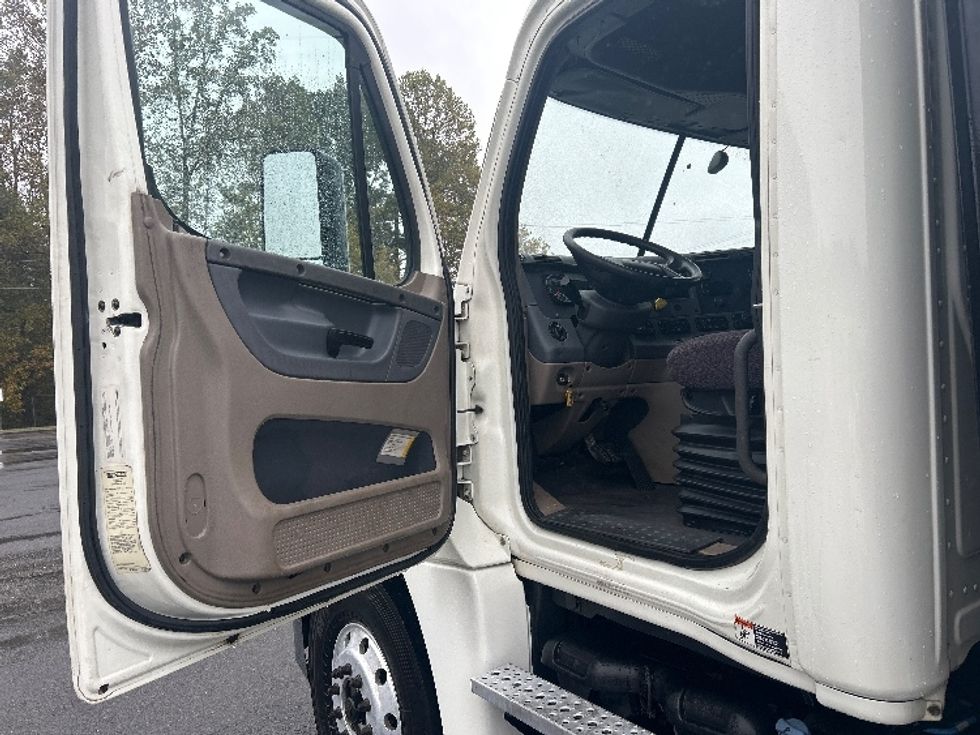 Flatbed Truck-Light and Medium Duty Trucks-Freightliner-2018-Cascadia X12564S-Dalton-GA-251,744\n\t\tmiles-$ 100,000 - Image 16