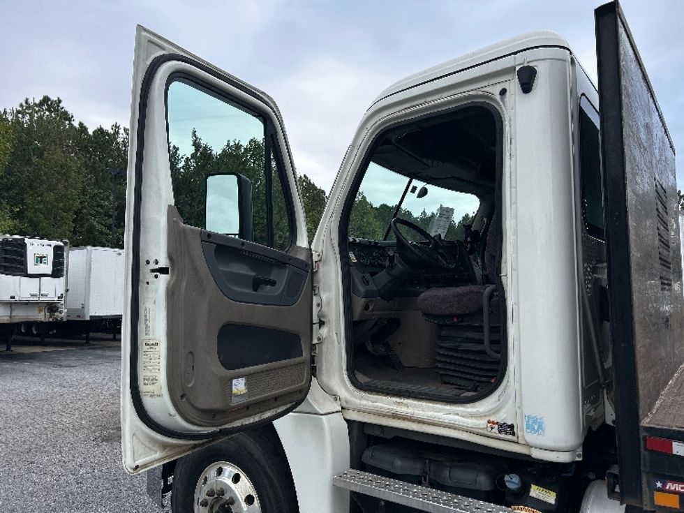 Flatbed Truck-Light and Medium Duty Trucks-Freightliner-2018-Cascadia X12564S-Duluth-GA-233,233\n\t\tmiles-$ 101,000 - Image 12