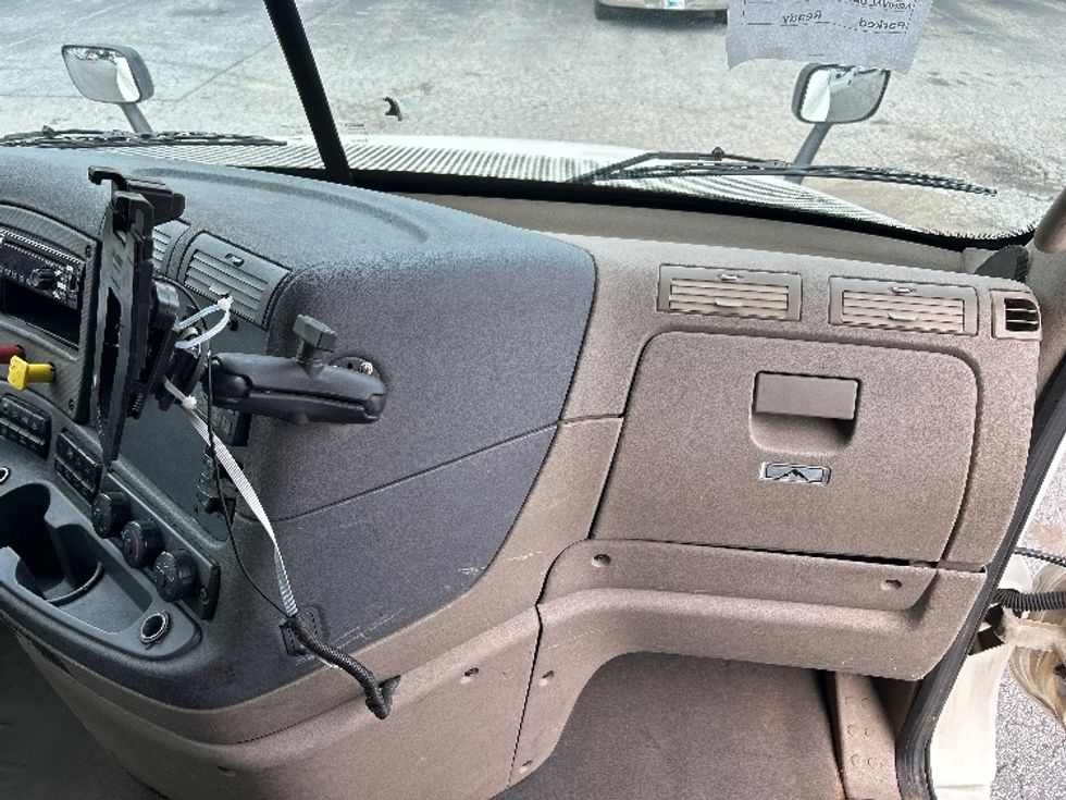 Flatbed Truck-Light and Medium Duty Trucks-Freightliner-2018-Cascadia X12564S-Duluth-GA-233,233\n\t\tmiles-$ 101,000 - Image 17