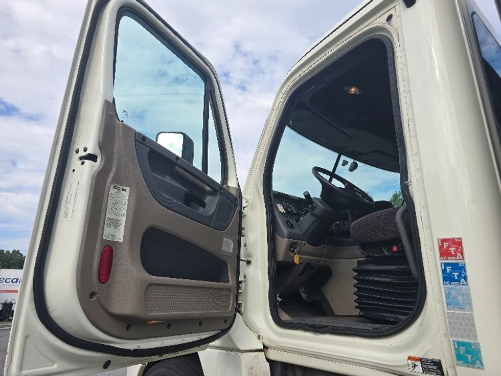 Flatbed Truck-Light and Medium Duty Trucks-Freightliner-2018-Cascadia X12564S-Duluth-GA-245,491\n\t\tmiles-$ 105,500 - Image 12