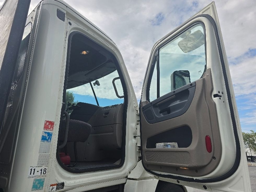 Flatbed Truck-Light and Medium Duty Trucks-Freightliner-2018-Cascadia X12564S-Duluth-GA-245,491\n\t\tmiles-$ 105,500 - Image 16