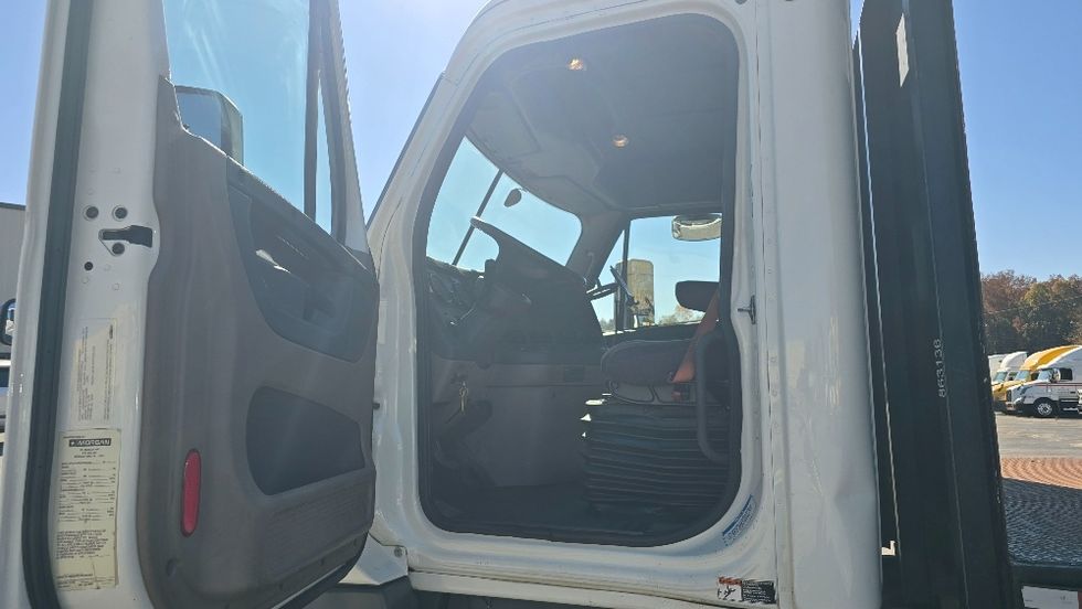 Flatbed Truck-Light and Medium Duty Trucks-Freightliner-2018-Cascadia X12564S-Forest Park-GA-235,561\n\t\tmiles-$ 101,000 - Image 16